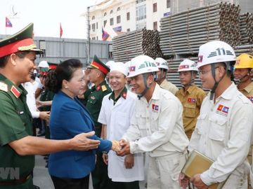 Chủ tịch Quốc hội Việt Nam hội kiến Tổng bí thư, Chủ tịch nước Lào - Ảnh 3.