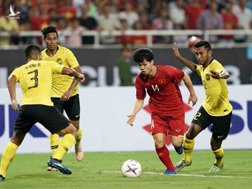 Malaysia (áo vàng) đang khát khao "báo thù" VN cho thất bại ở chung kết AFF Cup 2018 