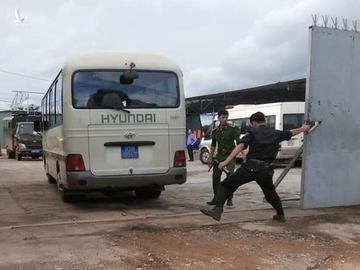 Công an Bộ và Công an Kon Tum tiến hành khám xét hiện trường để điều tra - Ảnh: VĂN THÀNH