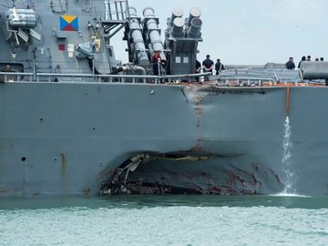 Mạn trái tàu khu trục USS John S. McCain bị đâm thủng một lỗ lớn  /// USNI