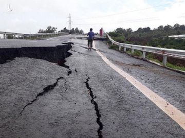 Vết nứt tại tuyến tránh Chư Sê ngày càng sâu thêm, tới sáng 6.9, chỗ sâu nhất lên tới 1,2 m /// Ảnh CTV