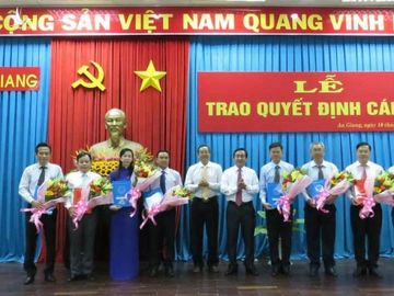 Bị cảnh cáo, Giám đốc sở sang làm Phó chánh văn phòng UBND tỉnh