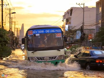 Trieu cuong dat dinh, nguoi Sai Gon bo xe be con qua duong ngap hinh anh 9 