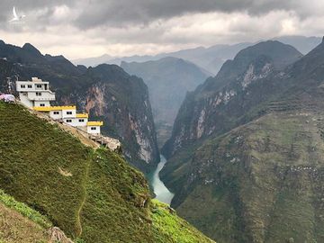 Tòa nhà 7 tầng làm khách sạn, nhà hàng trên đèo Mã Pí Lèng, huyện Mèo Vạc, tỉnh Hà Giang. 