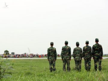 Bộ đội biên phòng đồn Bình Hòa Tân thực hiện phương án ngăn chặn đối tượng của đảng CNRP tụ tập, định tràn qua biên giới, tháng 7.2015  /// Ảnh: Độc Lập