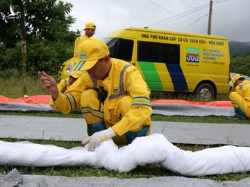 Công nhân Trung tâm ứng phó sự cố môi trường Việt Nam tiến hành khử trùng,  thả "vi sinh ăn dầu" tại khu vực bị xả dầu thải  /// Ảnh: Trần Cường