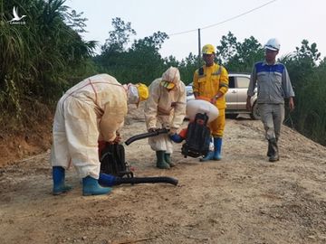 Công nhân Trung tâm Ứng phó sự cố môi trường Việt Nam tiến hành khử trùng, thả "vi sinh ăn dầu" tại khu vực bị xả dầu thải /// Ảnh Trần Cường