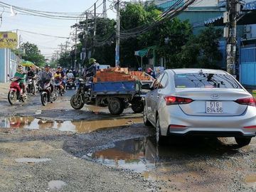 Dân mệt mỏi với các ‘giếng nước’ giữa đường