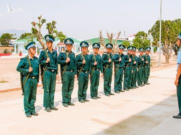  Huấn luyện điều lệnh động tác mang, giá súng bộ binh. 