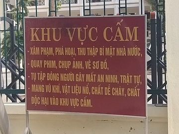 Trụ sở UBND xã Tam Quang, huyện Tương Dương (Nghệ An) đặt biển cấm quay phim, chụp ảnh, ghi âm - Ảnh: KHÁNH THÀNH 