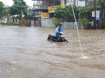 TP.Bảo Lộc lại chìm trong nước sau trận mưa lớn - ảnh 8