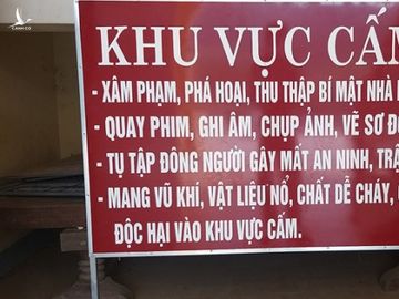 Biển cấm được đặt ở các trụ sở xã ở huyện Tương Dương /// ẢNH K.HOAN