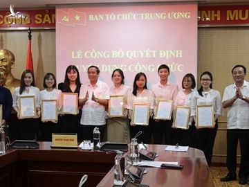 Ông Nguyễn Thanh Bình (giữa), Phó trưởng ban Thường trực Ban Tổ chức Trung ương trao Quyết định tuyển dụng cho 10 công chức mới. Ảnh: BTC 