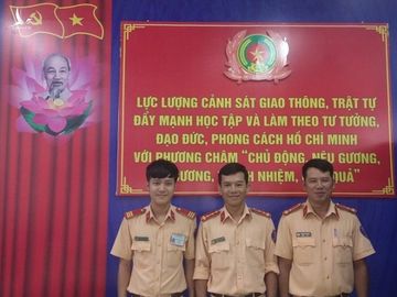 CSGT giúp 2 mẹ con bị hết xăng trên đường: Vì sao CSGT luôn mang sẵn bình nhựa và ống hút? - 2