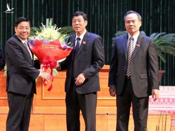  Lãnh đạo tỉnh Bắc Giang chúc mừng ông Dương Văn Thái (thứ 2 từ trái sang). 