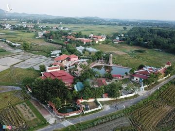 Biet phu, trang trai duoc su Toan xay dung ben canh chua Nga Hoang hinh anh 1 