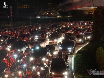 Cửa ngõ Tân Sơn Nhất tê liệt, ngàn ô tô dàn hàng kín đặc đường