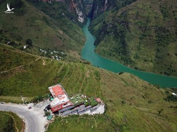 Nguyên trưởng Ban quản lý Cao nguyên đá Đồng Văn nói gì về thông tin đứng sau công trình sai phạm ở Mã Pí Lèng? - Ảnh 1.