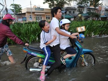 Trieu cuong dat dinh, nguoi Sai Gon bo xe be con qua duong ngap hinh anh 6 