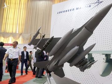 Mô hình tiêm kích được cho là loại F-16 Block 70 của Lockheed Martin tại Triển lãm DSE Vietnam 2019  /// Ngọc Thắng