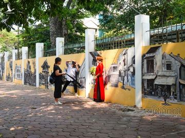 Hà Nội xưa đẹp lạ qua tranh bích họa trên phố