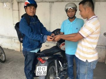 Hiệp sỹ Nguyễn Thanh Hải trao trả chìa khóa xe cùng phương tiện cho người bị hại 