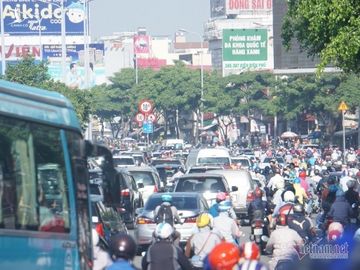 Tứ bề quanh cầu Sài Gòn tê liệt, dân nghẹt thở đi làm ngày đầu tuần