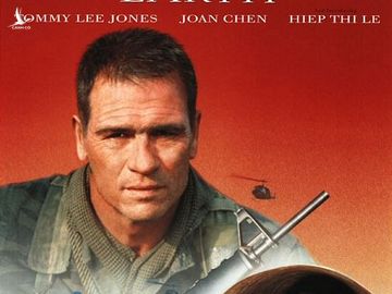 Cách đây gần 20 năm (khoảng 1990), đạo diễn Oliver Stone đã sang Việt Nam để xin chính thức quay bộ phim thứ 3 của ông về đề tài chiến tranh Việt Nam, “Heaven & Earth” (Trời và đất). Ở đây mọi thứ đều suôn sẻ, ngoại trừ kịch bản có một vài chi tiết nhạy cảm liên quan đến hình ảnh của người chiến sĩ cách mạng, khi Oliver được yêu cầu phải cắt. Cuối cùng cả đoàn làm phim phải bỏ Việt Nam sang Phillippines.