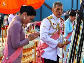 Quốc vương Thái Lan sa thải tiếp 4 cận vệ vì "hành vi sai trái cực kỳ tồi tệ" và "ngoại tình"