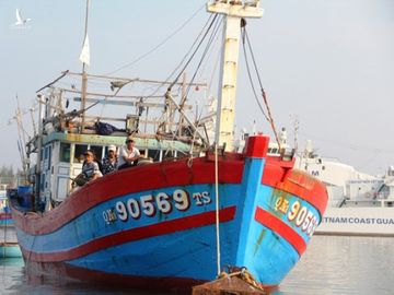 Tàu cá QNa - 90569 TS gặp nạn trên biển Hoàng Sa bị tàu Trung Quốc từ chối cứu hộ về bờ vào ngày 2.10 /// Ảnh: Mạnh Cường