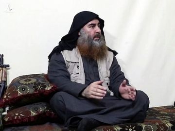 Thủ lĩnh tối cao Nhà nước Hồi giáo (IS) tự xưng Abu Bakr al-Baghdadi xuất hiện trong video tuyên truyền hồi tháng 4. Ảnh: AFP.