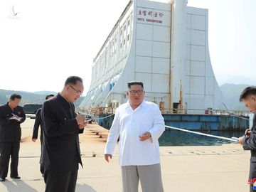 Ông Kim Jong Un chỉ đạo phá dỡ các công trình do Hàn Quốc xây không phù hợp với cảnh quan của núi Kim Cương - Ảnh: REUTERS 