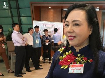 Bộ trưởng Bộ Y tế Nguyễn Thị Kim Tiến bên hành lang Quốc hội 