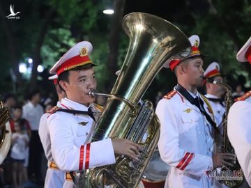 Đại tướng Tô Lâm say sưa hoà cùng dòng người thưởng thức dàn kèn bên Hồ Gươm