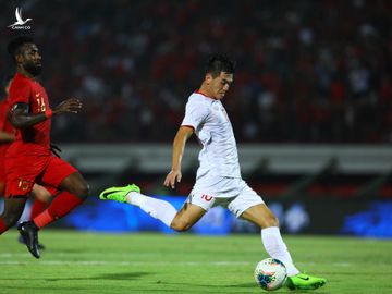 Tiến Linh thoát xuống tung cú dứt điểm ở cự ly gần nâng tỷ số cho Việt Nam lên 3 - 0 Indonesia