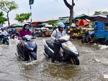 Triều cường lại lênh láng nhiều đường phố TP.HCM - Ảnh 4.