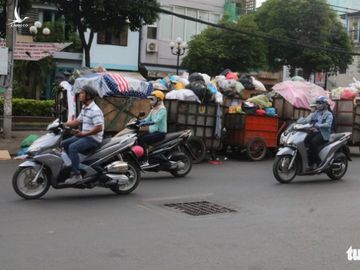 Ngộp thở với các bãi rác kinh dị giữa đường phố Sài Gòn - Ảnh 7.