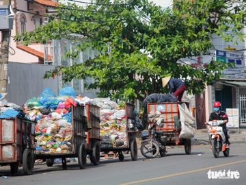 Ngộp thở với các bãi rác kinh dị giữa đường phố Sài Gòn - Ảnh 8.