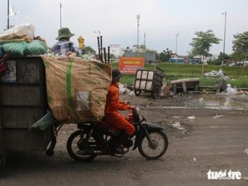 Ngộp thở với các bãi rác kinh dị giữa đường phố Sài Gòn - Ảnh 10.