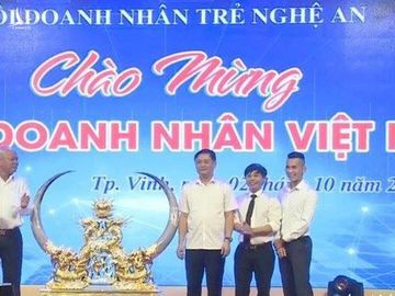 Hình ảnh đấu giá cặp sừng tại buổi gặp mặt Hội doanh nhân trẻ Nghệ An tối 2-10 - Ảnh: CTV 