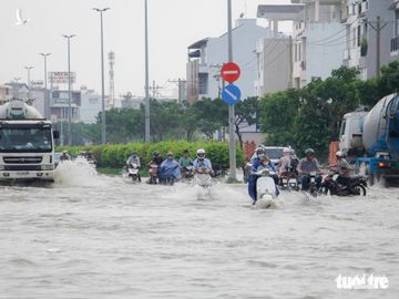 Triều cường lại lênh láng nhiều đường phố TP.HCM - Ảnh 6.