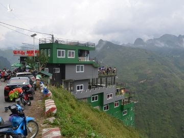 Nha nghi Ma Pi Leng Panorama phu son xanh, du khach van keo den selfie, chup anh cuoi hinh anh 5