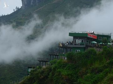 Nha nghi Ma Pi Leng Panorama phu son xanh, du khach van keo den selfie, chup anh cuoi hinh anh 2