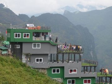 Nha nghi Ma Pi Leng Panorama phu son xanh, du khach van keo den selfie, chup anh cuoi hinh anh 6