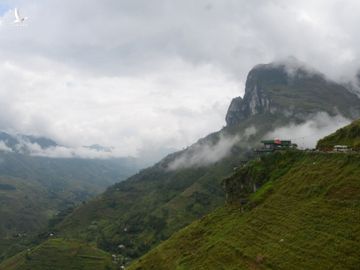 Nha nghi Ma Pi Leng Panorama phu son xanh, du khach van keo den selfie, chup anh cuoi hinh anh 1