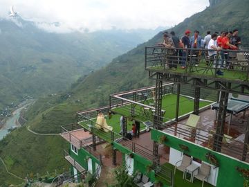 Nha nghi Ma Pi Leng Panorama phu son xanh, du khach van keo den selfie, chup anh cuoi hinh anh 7