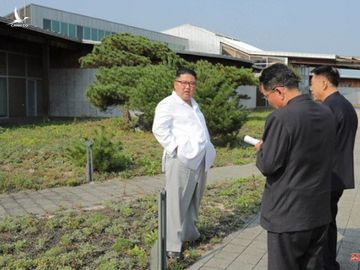 Báo Hàn: Triều Tiên gửi tín hiệu tới Mỹ qua nhân vật đặc biệt bên cạnh ông Kim Jong Un trên núi Kumgang