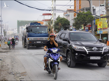 Ô nhiễm khói bụi từ quán nướng, xe cộ, công trình xây dựng... bủa vây TP.HCM - Ảnh 2.