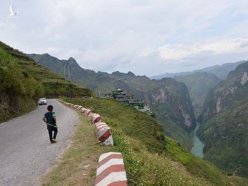 Nha nghi Ma Pi Leng Panorama phu son xanh, du khach van keo den selfie, chup anh cuoi hinh anh 3