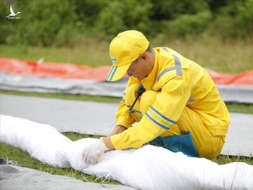 Cty nước Sông Đà lắp lưới lọc dầu sau 1 tuần xảy ra sự cố đổ trộm dầu thải - Ảnh 1.